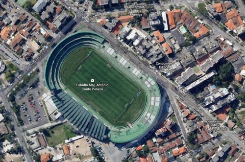 Estádio Major Antônio Couto Pereira. Note que a imagem do Google Maps não apresenta ainda o Setor Pro-Tork, na reta da Mauá, inaugurado em 2014